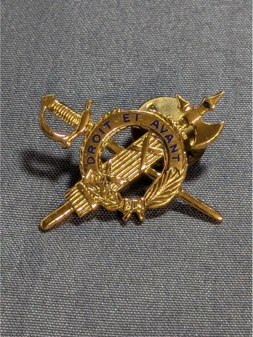 Vintage Military Style Gold Tone Lapel Pin with 'Droit Et Avant' Inscription